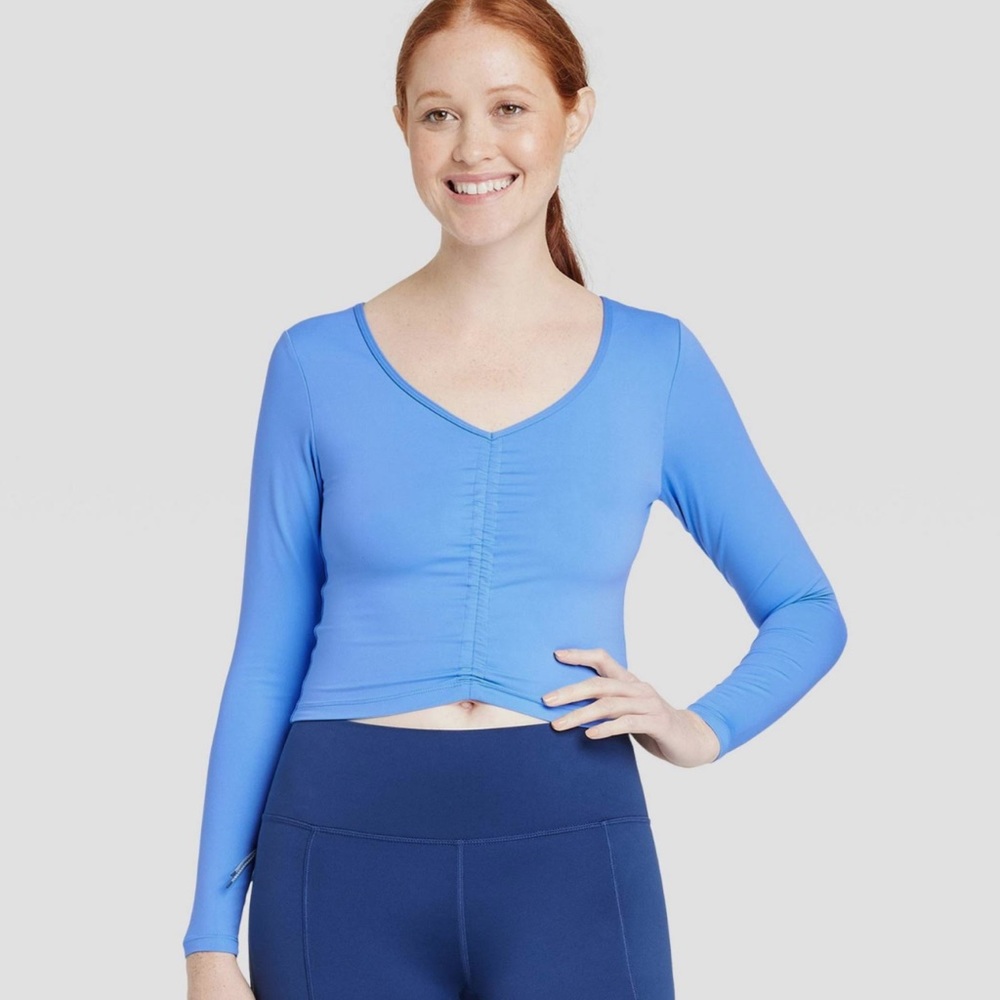 Women’s cropped long sleeve athletic shirt.